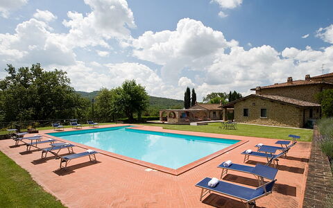 Cottage Capanna: Sky, Plante, Himmel, Ejendom, Svømmepøl, Bygning, Vand, Azure, Træ, Skygge