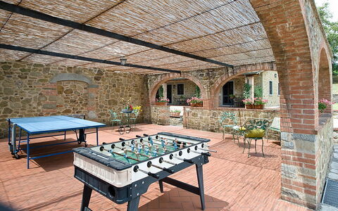 Cottage Capanna: Bord, Plante, Møbel, Ejendom, Bygning, Stol, Træ, Hus, Vindue, Udendørs Møbler