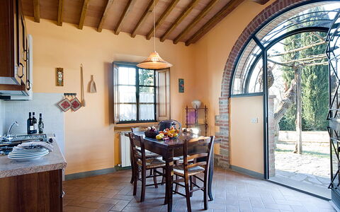 Cottage Capanna: Bord, Ejendom, Møbel, Vindue, Træ, Dør, Cabinetry, Indretning, Stol, Etage