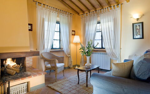 Cottage Capanna: Billedramme, Møbel, Ejendom, Bord, Couch, Bygning, Vindue, Stueplante, Træ, Komfort