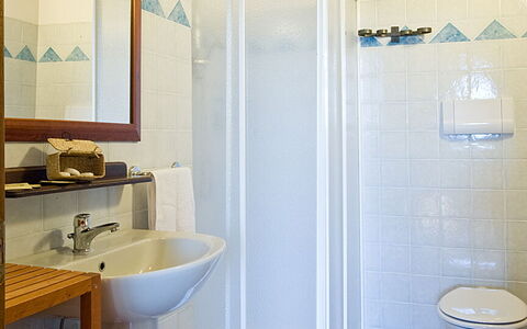 Cottage Capanna: Spejl, Ejendom, Sanitærarmatur, Badeværelse, Tap, Håndvask, Purple, Bygning, Badeværelsesvask