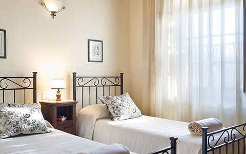 Cottage Capanna: Møbel, Ejendom, Vindue, Komfort, Lys, Træ, Bed Frame, Bygning, Belysning