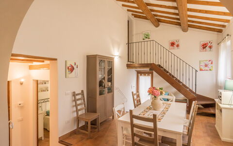 Borgo San Vincenti: Ejendom, Møbel, Træ, Bygning, Stol, Indretning, Billedramme, Gulvbelægning, Etage, Stue