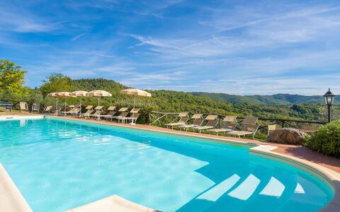 Borgo San Vincenti: Vand, Himmel, Plante, Sky, Ejendom, Svømmepøl, Blå, Træ, Udendørs Møbler, Arkitektur