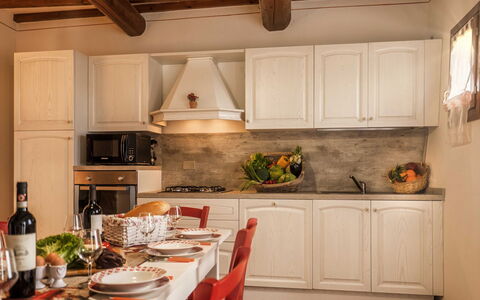 Borgo San Vincenti: Cabinetry, Countertop, Ejendom, Møbel, Flaske, Komfur, Køkken Apparat, Køkken, Træ, Bord