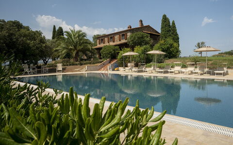 Campo Valerio: Vand, Sky, Himmel, Plante, Bygning, Ejendom, Træ, Azure, Naturlige Landskab, Hus