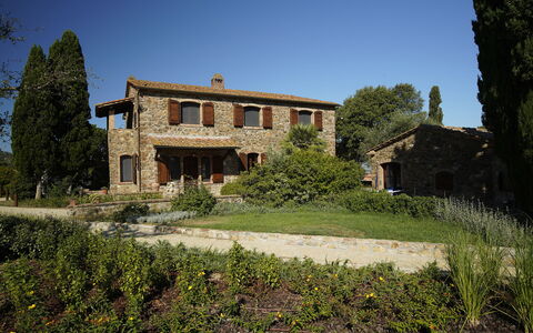 Campo Valerio: Himmel, Plante, Ejendom, Bygning, Vindue, Naturlige Landskab, Træ, Arkitektur, Land Lot, Hus