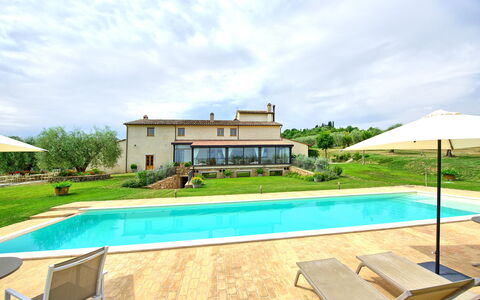 Villa Le Buche: Sky, Vand, Plante, Himmel, Ejendom, Svømmepøl, Azure, Rektangel, Træ, Bygning