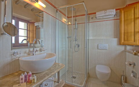 Villa Le Buche: Spejl, Sanitærarmatur, Håndvask, Ejendom, Tap, Badeværelse, Bygning, Purple, Indretning