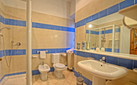 Villa Sorbaiano: Spejl, Sanitærarmatur, Tap, Håndvask, Badeværelsesvask, Badeværelse, Purple, Indretning, Arkitektur, Bygning