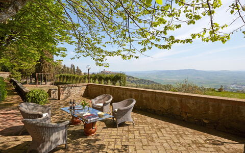 Villa Sorbaiano: Himmel, Plante, Ejendom, Natur, Blomsterkrukke, Stol, Bygning, Træ, Udendørs Møbler, Træ