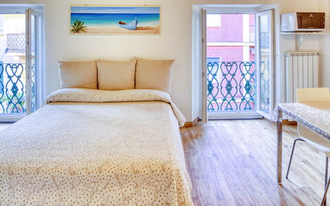 Studio Fede - Levanto: Møbel, Blå, Bygning, Komfort, Vindue, Azure, Træ, Textile, Bed Frame, Gulvbelægning