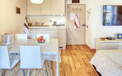 Studio Fede - Levanto: Bord, Ejendom, Møbel, Billedramme, Træ, Indretning, Orange, Stol, Etage, Ejendom