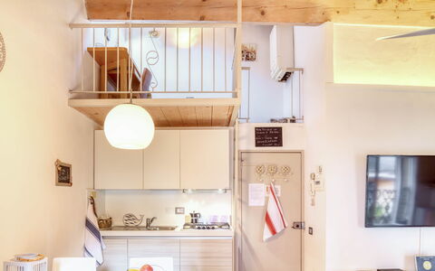 Studio Fede - Levanto: Ejendom, Møbel, Bygning, Vindue, Indretning, Træ, Belysning, Stue, Reoler, Hus