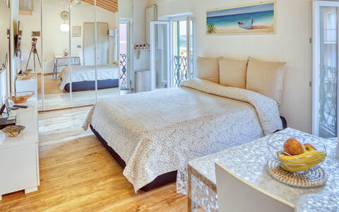 Studio Fede - Levanto: Møbel, Ejendom, Komfort, Bygning, Vindue, Blå, Azure, Træ, Bed Frame, Pude