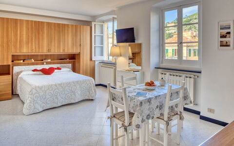 Studio Paola - Levanto: Møbel, Ejendom, Bord, Vindue, Cabinetry, Træ, Indretning, Komfort, Etage, Gulvbelægning