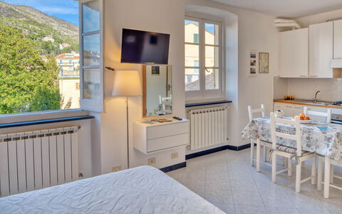 Studio Paola - Levanto: Cabinetry, Møbel, Ejendom, Vindue, Bord, Bygning, Window Blind, Skuffe, Azure, Kommode