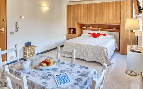 Studio Paola - Levanto: Bord, Ejendom, Møbel, Komfort, Cabinetry, Bygning, Træ, Textile, Indretning, Belysning