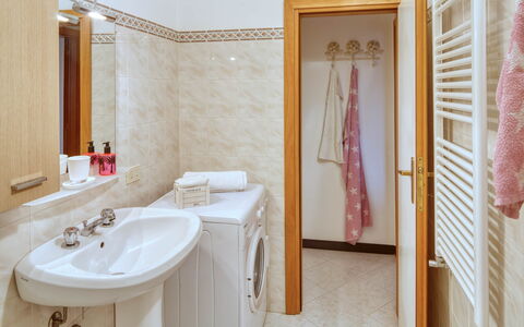 Studio Paola - Levanto: Spejl, Tap, Håndvask, Badeværelsesvask, Sanitærarmatur, Ejendom, Badeværelse, Træ, Indretning, Bygning