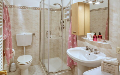 Studio Paola - Levanto: Brun, Spejl, Tap, Sanitærarmatur, Badeværelsesvask, Håndvask, Ejendom, Fotografi, Hvid, Bygning