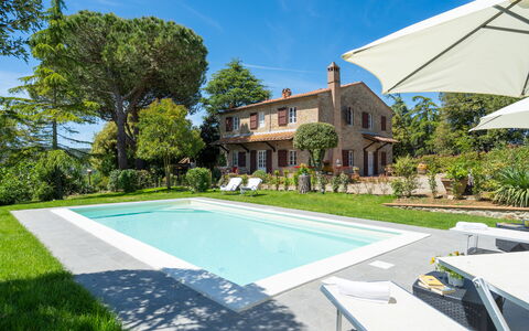 Villa Luana: Plante, Himmel, Vand, Bygning, Daytime, Ejendom, Svømmepøl, Træ, Skygge, Vindue