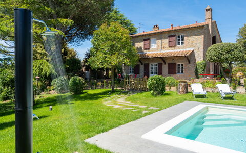 Villa Luana: Plante, Bygning, Himmel, Ejendom, Vindue, Grøn, Vand, Træ, Hus, Land Lot