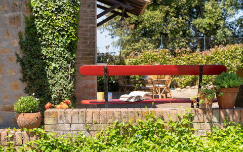 Villa Luana: Plante, Hjul, Blomsterkrukke, Skygge, Vegetationen, Urban Design, Vejbelægning, Træ, Græs