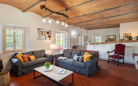 Villa Luana: Couch, Møbel, Bord, Ejendom, Billedramme, Vindue, Studio Couch, Etage, Træ, Stue