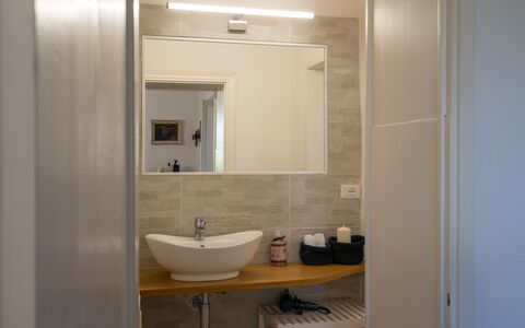 Villa Luana: Spejl, Håndvask, Tap, Ejendom, Badeværelsesvask, Badeværelse, Sanitærarmatur, Indretning, Træ