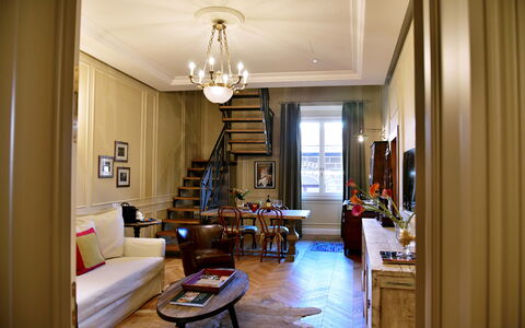 Appartamenti Troise: Bord, Ejendom, Møbel, Couch, Billedramme, Bygning, Indretning, Træ, Belysning, Lampe