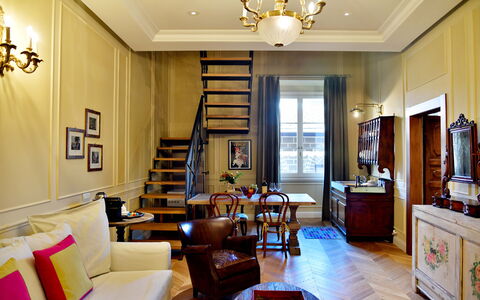 Appartamenti Troise: Billedramme, Møbel, Ejendom, Bord, Couch, Belysning, Træ, Indretning, Gul, Cabinetry