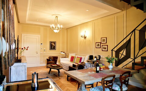 Appartamenti Troise: Bord, Møbel, Ejendom, Billedramme, Couch, Træ, Indretning, Belysning, Stue, Stol