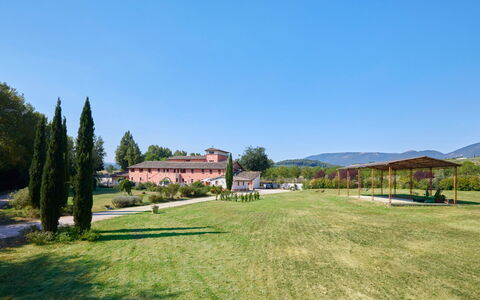 Agriturismo Il Molino Di Uncinano: Himmel, Plante, Ejendom, Træ, Naturlige Landskab, Land Lot, Hus, Græs, Sommerhus, Græs-