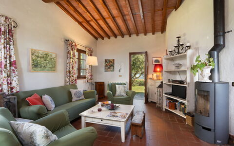 Villa Elisa: Møbel, Indretning, Væg, Gulvbelægning, Couch, Stol, Stue, Træ, Bord, Værelse