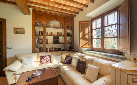 Grezzano Villa: Møbel, Couch, Billedramme, Ejendom, Bord, Vindue, Træ, Stue, Indretning, Arkitektur