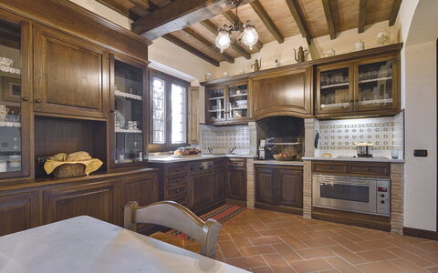 Villa Di Corazzano: Countertop, Cabinetry, Møbel, Ejendom, Køkken Apparat, Køkken, Husholdningsapparat, Komfur, Skuffe, Træ