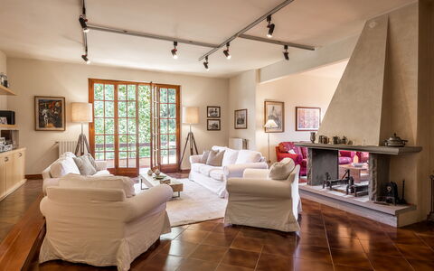 Villa Del Mugello: Billedramme, Møbel, Komfort, Træ, Dekoration, Stueplante, Indretning, Etage, Vindue, Stue