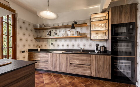 Villa Del Mugello: Cabinetry, Countertop, Møbel, Køkken, Skuffe, Træ, Komfur, Belysning, Gulvbelægning, Indretning