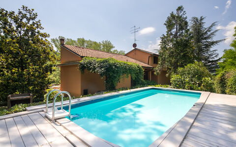 Villa Del Mugello: Vand, Himmel, Plante, Sky, Ejendom, Svømmepøl, Bygning, Azure, Skygge, Træ