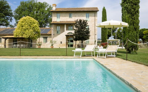 Villa Papiano: Vand, Plante, Sky, Bygning, Himmel, Ejendom, Møbel, Svømmepøl, Træ, Azure