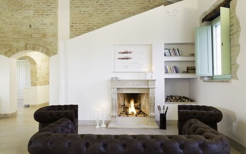 Villa Papiano: Ejendom, Couch, Indretning, Arkitektur, Træ, Hearth, Gulvbelægning, Stue, Etage, Væg