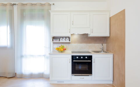 Villa Papiano: Cabinetry, Countertop, Ejendom, Bygning, Komfur, Køkken, Træ, Vindue, Køkken Apparat, Husholdningsapparat