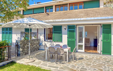 Marlà - Levanto: Bygning, Ejendom, Plante, Vindue, Møbel, Dør, Azure, Skygge, Stol, Hus