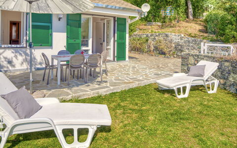 Marlà - Levanto: Møbel, Ejendom, Plante, Bygning, Vindue, Udendørs Møbler, Hus, Skygge, Græs, Fritid