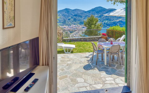 Marlà - Levanto: Møbel, Ejendom, Vindue, Bord, Bygning, Azure, Blå, Træ, Himmel, Indretning