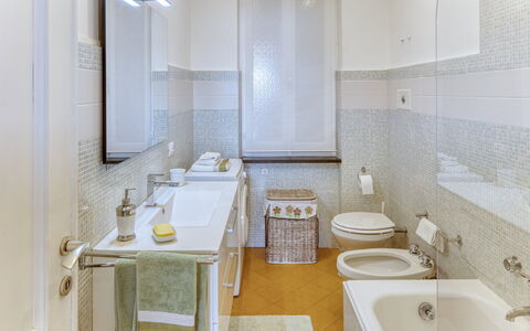 Marlà - Levanto: Tap, Spejl, Sanitærarmatur, Håndvask, Badeværelsesvask, Ejendom, Bygning, Badeværelse, Indretning, Arkitektur