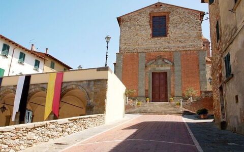 Residenza D'epoca: Ejendom, Plante, Himmel, Vindue, Bygning, Vejbelægning, Kvarter, Træ, Gyde, Dør