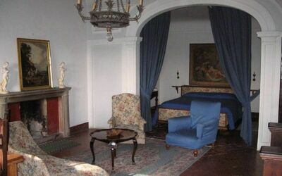 Alcova: Billedramme, Møbel, Bord, Træ, Belysning, Bygning, Indretning, Etage, Hus, Lampe