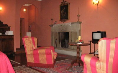 The Duke: Billedramme, Møbel, Dekoration, Komfort, Bygning, Orange, Træ, Belysning, Indretning, Lampe