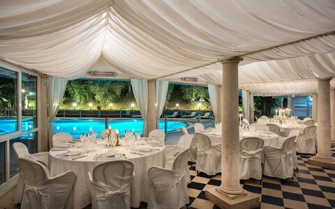 Villa Alfresco: Bord, Møbel, Dekoration, Ejendom, Bordservice, Vand, Lys, Stol, Dug, Azure